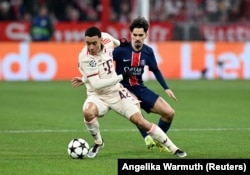 Jamal Musiala i Bayern Munihut duke kontrolluar topin në një ndeshje të Ligës së Kampionëve kundër PSG-së, në nëntor.