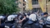 Pripadnici Policijske brigade i Interventne jedinice guraju građane iz zbora beogradske opštine Voždovac uoči prolaska pristalica vlasti kod zgrade Fakulteta organizacionih nauka, 13. septembar 2025. 