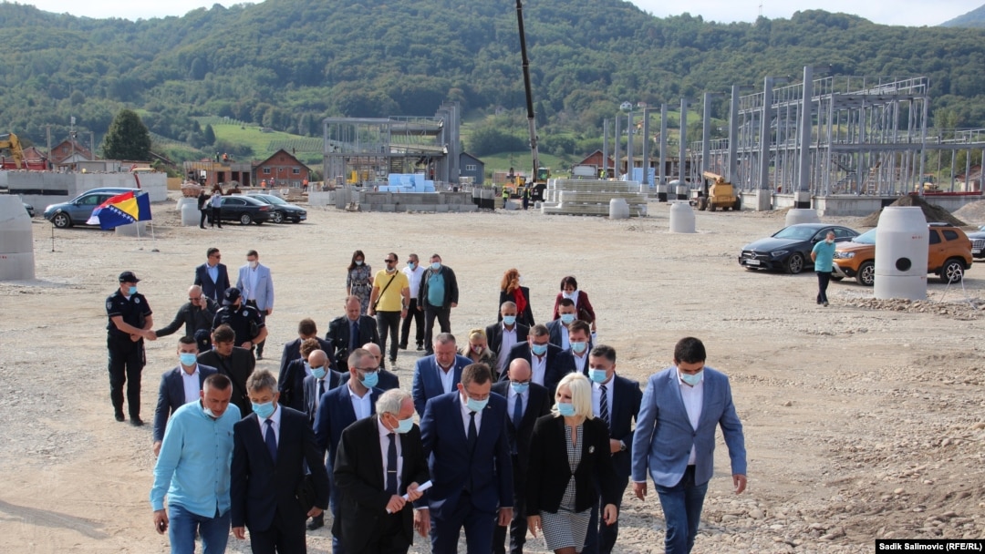 Delegacija Bosne i Hercegovine i Srbije tokom posjete gradilištu u Bratuncu, na kojem se radi na novom graničnom prijelazu između BiH i Srbije