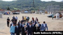 Delegacija Bosne i Hercegovine i Srbije tokom posjete gradilištu u Bratuncu, na kojem se radi na novom graničnom prijelazu između BiH i Srbije