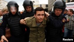 Задержание Ильи Яшина, Москва, Россия, 12 июня 2017 год 