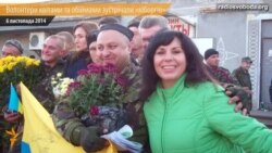 На Дніпропетровщині волонтери квітами та обіймами зустрічали підшефних «кіборгів» із 93-ї бригади