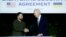 Președintele ucrainean Volodimir Zelenski (stânga) și președintele american Joe Biden semnează un acord bilateral de securitate, 13 iunie 2024, la Summitul G7 din Italia.