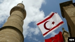 Кипр – флаги Турции и самопровозглашенной Турецкой Республики Северного Кипра (архив) 