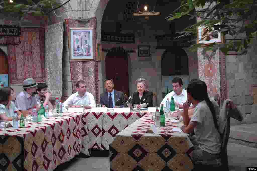 Dövlət Katibi Bakıda bir qrup gənc fəallarla görüşdü.