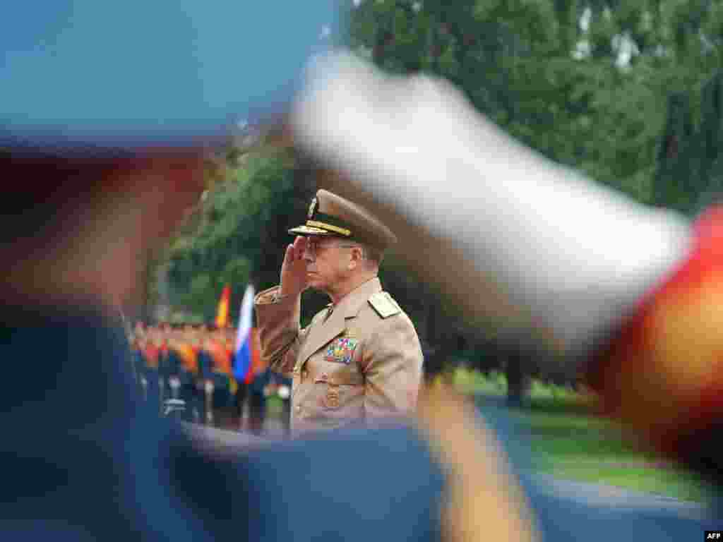 Председатель Объединенного комитета начальников штабов армии США адмирал Майкл Маллен возлагает венок у Могилы неизвестного солдата в Москве