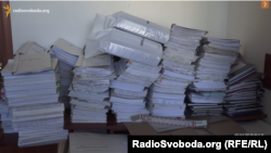 Документи, знайдені журналістами в офісі генпрокурора після його втечі у лютому 2014 року. Частину документів Віктор Пшонка тримав у себе вдома