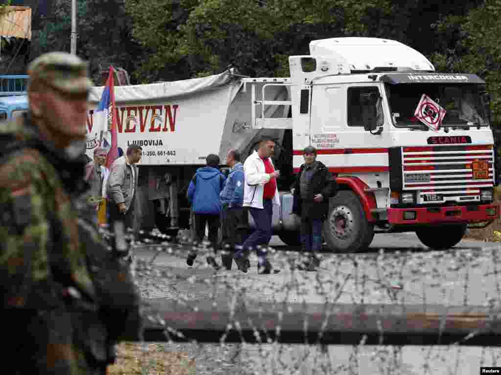 Granični prijelaz Brnjak, 20.09.2011. Foto: Reuters / Marko Đurica 