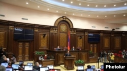 Спикер парламента Армении Овик Абрамян делает заявление о своей оставке, Ереван, 14 ноября 2011 г.