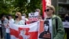 Tüntetők a régi belorusz zászlóval a kezükben követelik Raman Prataszevics szabadon bocsátását Vilniusban, 2021. május 28-án