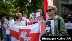 Tüntetők a régi belorusz zászlóval a kezükben követelik Raman Prataszevics szabadon bocsátását Vilniusban, 2021. május 28-án