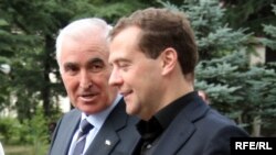 Премьер-министр России Дмитрий Медведев и президент Южной Осетии Леонид Тибилов. Цхинвали, 8 августа 2012 года. 