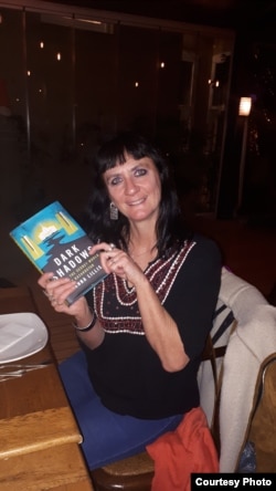 Джоанна Лиллис со своей книгой «Темные тени: внутри тайного мира Казахстана»
