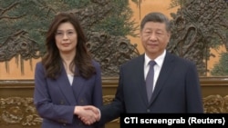 Čeng Li-vun, predsjednica Kuomintanga, i kineski predsjednik Xi Đinping se rukuju u Pekingu, 10. april 2026.