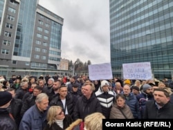 Građani na protestima ispred zgrade Vlade RS, 11. decembar 2024.