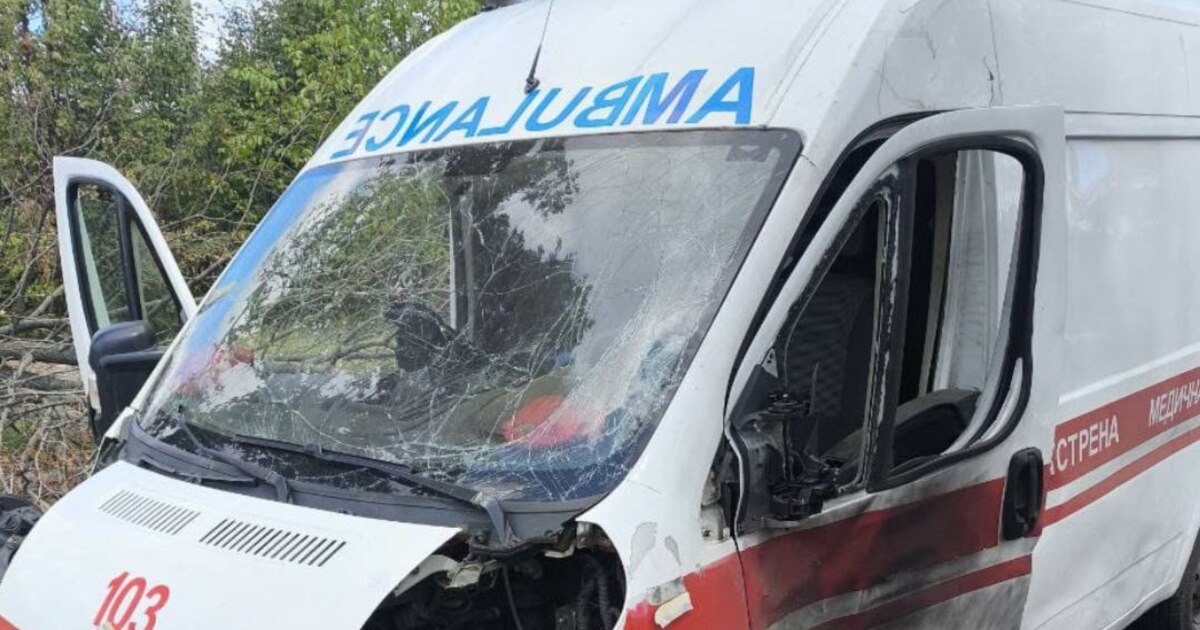 Атака російського дрону на автомобіль швидкої допомоги: поранені медики