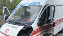 O ambulanță lovită de un atac rusesc în zona Harkov. 