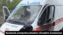 O ambulanță lovită de un atac rusesc în zona Harkov. 