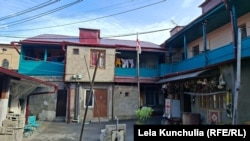 ეზო იბრაჰიმ ისფაჰანლის ქუჩის #3-ში