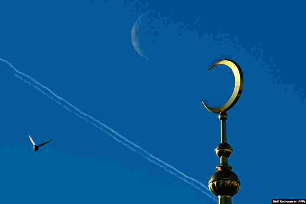 A crescent moon is seen behind Moscow&#39;s Sobornaya Mosque on December 10. (AFP/Kirill Kudryavtsev)