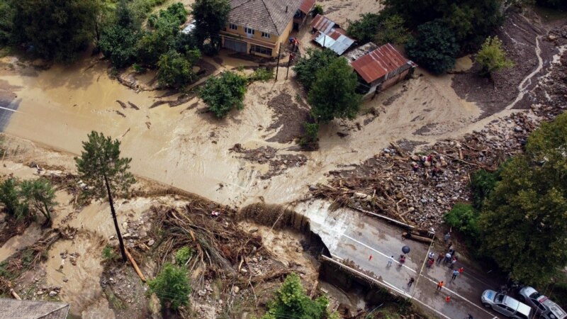 Најмалку четири луѓе загинаа во поплавите во Турција