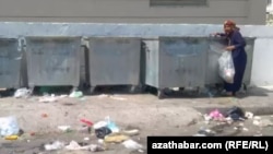 Попрошайки и копающиеся в мусорках туркменистанцы стало обычным явлением последних лет (архивное фото)