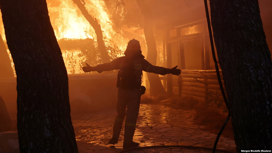 Un pompier, la locul unui incendiu din suburbia Varympompi, la nord de Atena, Grecia, 3 august 2021.