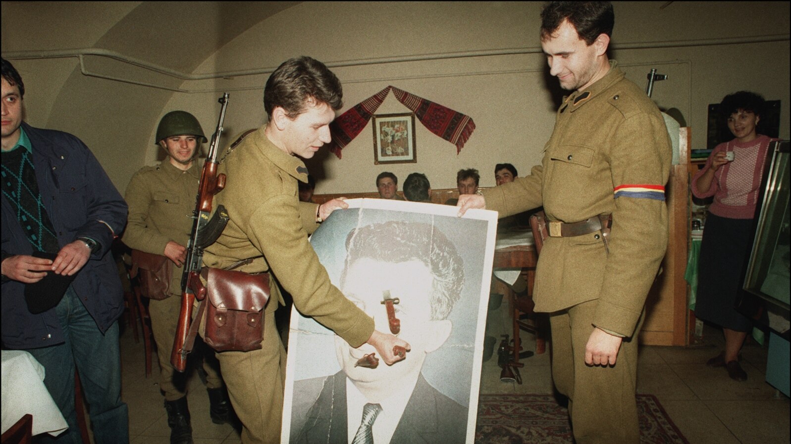 Un soldat străpunge cu baioneta portretul lui Ceauşescu, 28 decembrie 1989