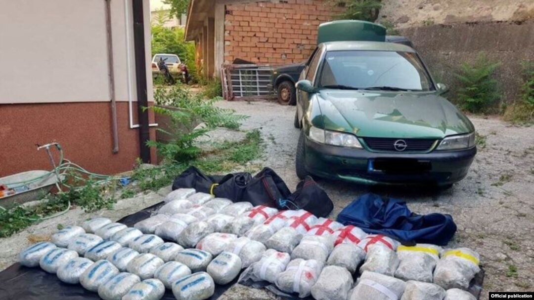 Полицијата пронашла три торби со 54 пакувања марихуана