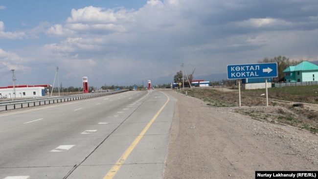 Магистральная трасса Западная Европа — Западный Китай проходит между селами Кайнар и Коктал. Алматинская область, 19 апреля 2021 года.