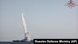 Расейскі фрэгат «Адмірал Гаршкоў» запускае ракету «Цыркон»