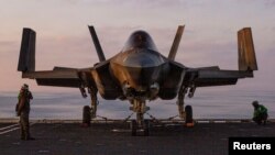 ABŞ dəniz piyadaları korpusuna məxsus "F-35C Lightning II" qırıcısı "USS Abraham Lincoln" aviadaşıyıcısının uçuş göyərtəsində
