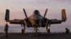 Një avion luftarak amerikan F-35C në aeroplanmbajtësen USS Abraham Lincoln në Lindjen e Mesme.