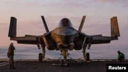 Një avion luftarak amerikan F-35C në aeroplanmbajtësen USS Abraham Lincoln në Lindjen e Mesme.