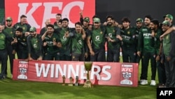 د پاکستان د کرکټ ملي لوبډلې غړي له جنوبي افریقا څخه د لوبلړۍ ګټل لمانځي - د نومبر لومړۍ انځور. 