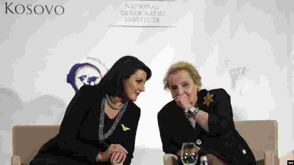 Kosovo - Predsjednica Kosova, Atifete Jahjaga u razgovoru sa bivšom državnom sekretarkom SAD-a, Madeleine Albright, koja je otvorila Međunarodni skup u Prištini: Više ravnopravnosti za žene, 4.oktobar 2012. Foto: EPA / Valdrin Xemaj