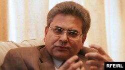 په کابل کې د پاکستان سفیر محمد صادق وايي دوي د تروریزم ضد جګړه کې له نړیوالې ټولنې زیاته قرباني ورکړې ده. 