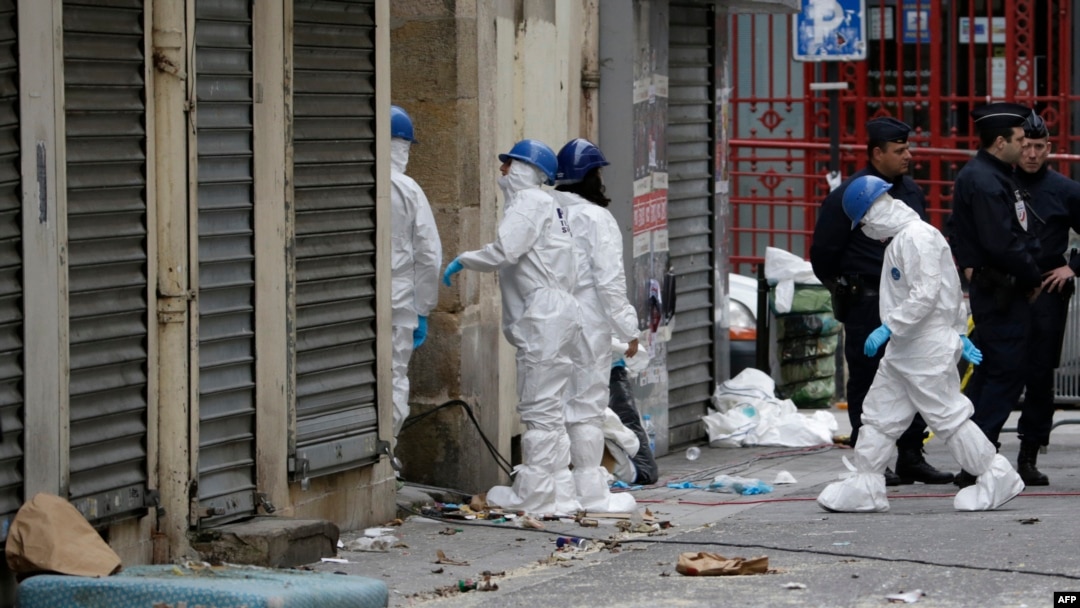 Forensics of the French police are at work outside a building in the northern Paris suburb of Saint-Denis, November 19, 2015