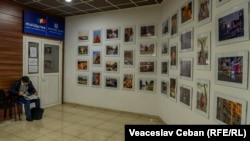 În holul din Casa Presei este amenajată o expoziție de fotografii ale agenției de stat „Moldpres”.