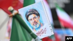 Відсутність молодшого Хаменеї на публіці та залежність від письмових заяв і відеозаписів викликали сумніви щодо його лідерства