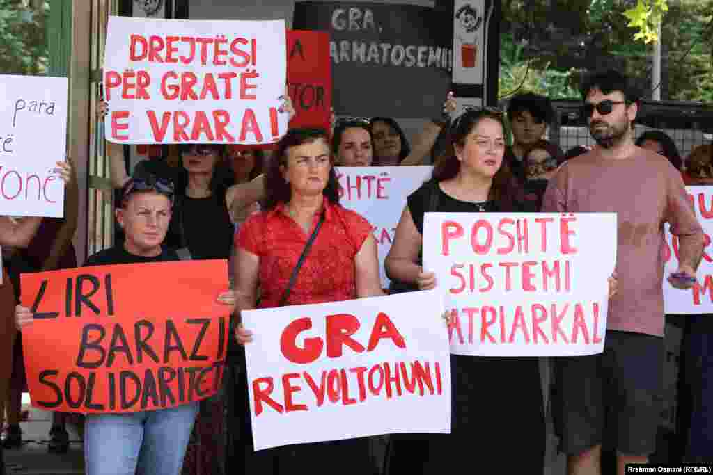 Ekspertët e sistemit të drejtësisë në Kosovë kanë argumentuar se institucionet nuk po trajtojnë me seriozitet personat me të kaluar kriminale. Dënimet e lehta, sipas tyre, po i “trimërojnë” ata që të vazhdojnë veprimtarinë kriminale.
