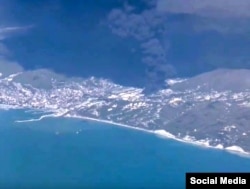 Пожар в Туапсе и прилегающая акватория Черного моря, вид с самолета, 29 апреля 2026 года