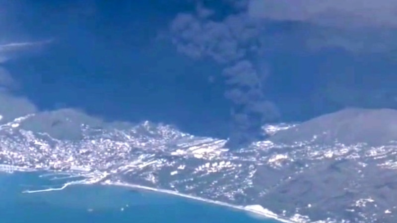 Глава МЧС прибыл в Туапсе, где продолжают тушить пожар на НПЗ