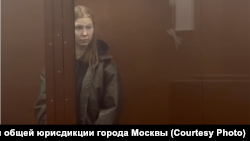 Ксения Белоусова в зале суда, Москва, 15 апреля 2026 года (скриншот из видео)