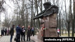 Віцебскія актывісты чытаюць віншаваньне ад Івонкі Сурвілы каля помніка Ўладзімеру Караткевічу