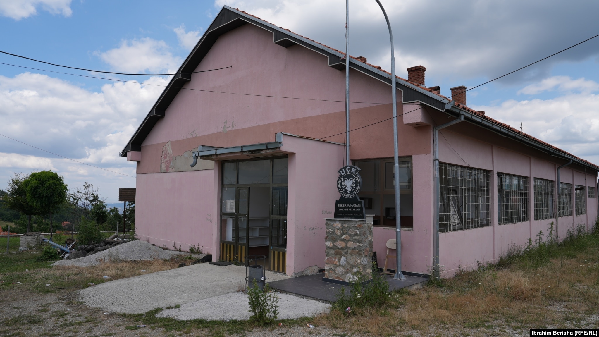 Shkolla në fshatin Debëllde të Vitisë.