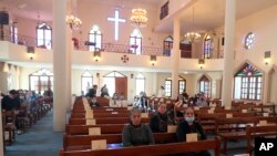 Baghdad: credincioși în biserica Sf.Maria din capitala irakiană, înainte de a merge la aeroport în întâmpinarea Papei Francisc, 5 martie 2021.