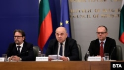 Кадър от брифинга на координационния център за еврото, 13 януари 2026 г. В средата на снимката е неговият председател Владимир Иванов.