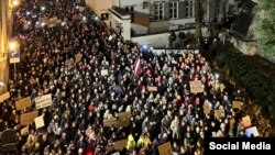 Околу 5000 луѓе протестираа во центарот на Рига против повлекувањето на Латвија од Истанбулската конвенција, 29 октомври 2025 година.