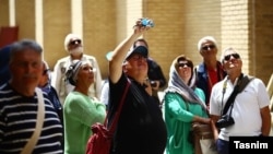 گروهی از گردشگران خارجی در اصفهان